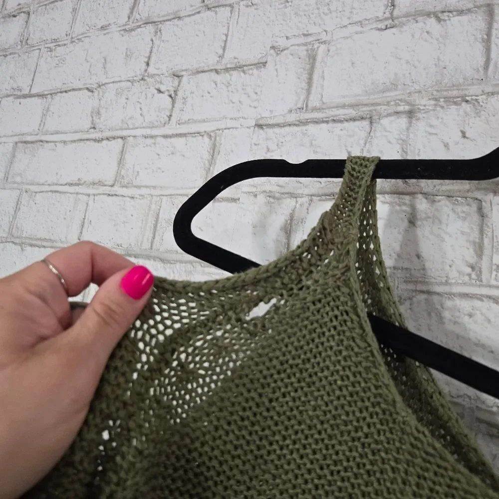 Quinn‎ brand open shoulder sweater
